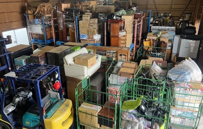 自社倉庫で分別、リユースされる不用品